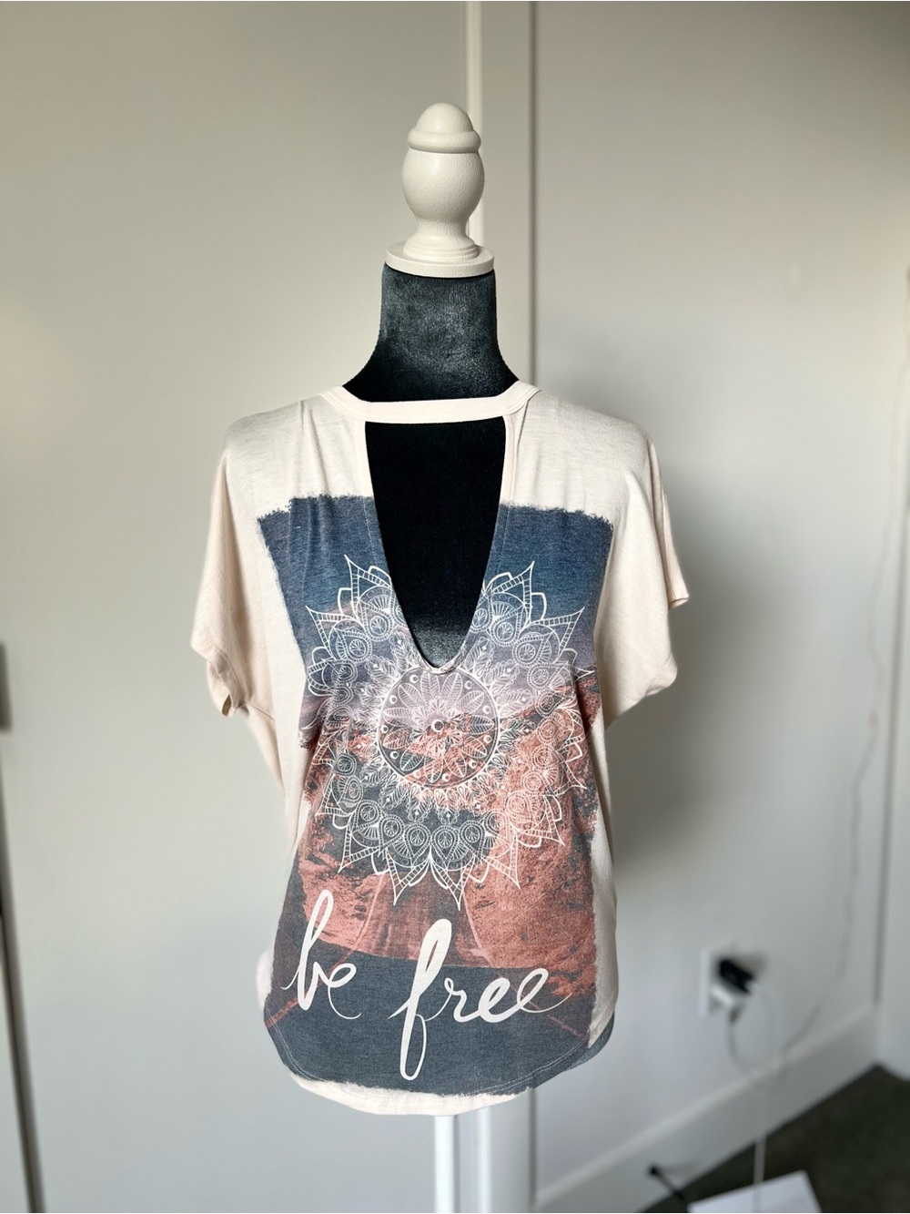 ‘Be Free' Cream V-Neck Graphic Short Sleeve Top